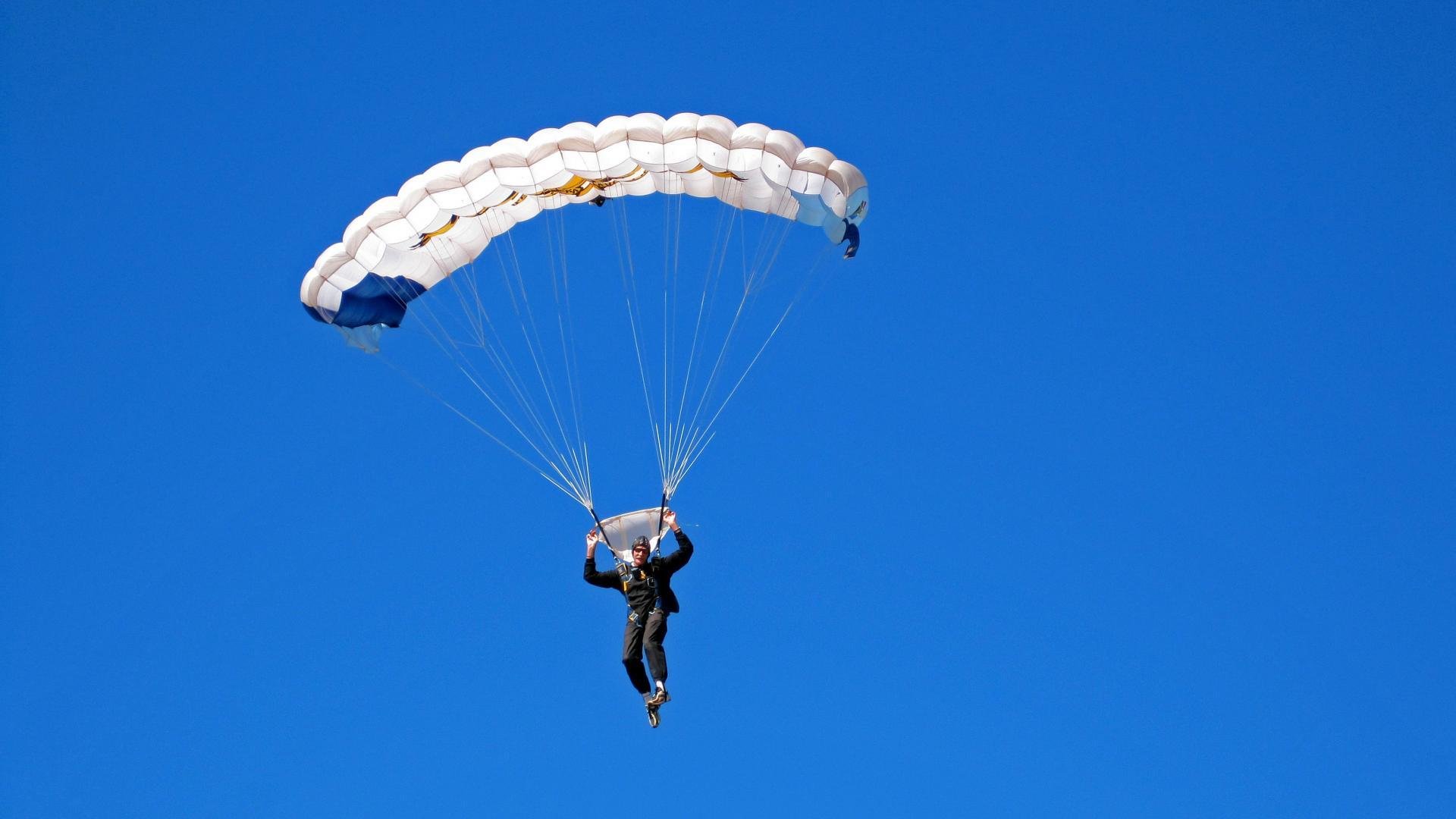 球员在赛后呼吁球迷继续支持球队前进，球迷们正在为队员们加油鼓劲